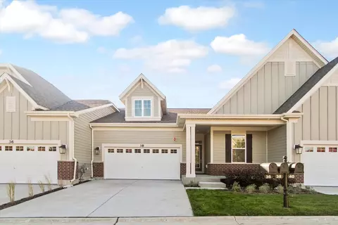 38 Tournament Dr, Hawthorn Woods, IL 60047