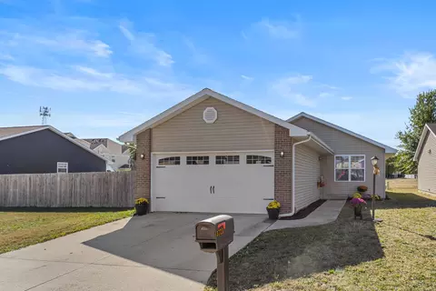 3723 Sandstone Dr, Champaign, IL 61822