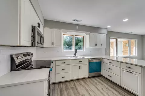 Kitchen - 690 Birch Ln, Olympia Fields, IL 60461 photo 2 of 4