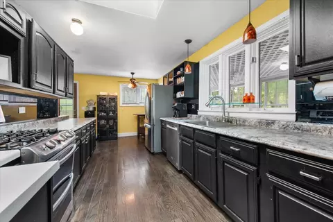 Kitchen - 26 Glen Echo Rd, Elgin, IL 60120 photo 2 of 5