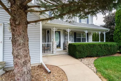 7 Melrose Ct, Bloomington, IL 61704 photo 2