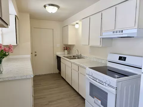 Kitchen - 2016 Greendale Dr, Champaign, IL 61821 photo 3 of 4