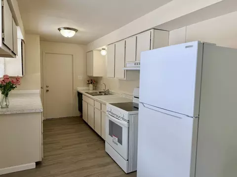 Kitchen - 2016 Greendale Dr, Champaign, IL 61821 photo 2 of 4