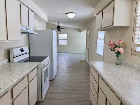 Kitchen - 2016 Greendale Dr, Champaign, IL 61821 photo 4 of 4