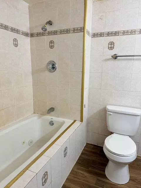 Bath - 2016 Greendale Dr, Champaign, IL 61821 photo 3 of 3