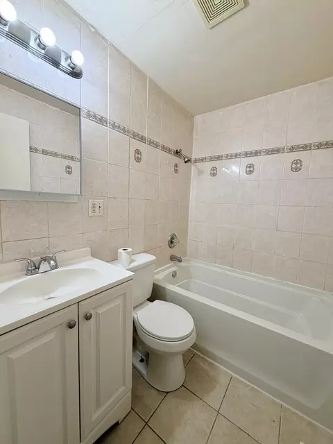 Bath - 2016 Greendale Dr, Champaign, IL 61821 photo 1 of 3