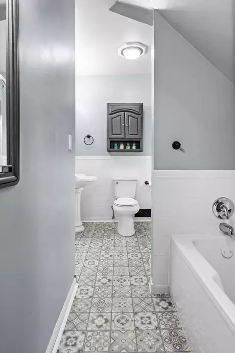 Bath - 202 Willard Ave, Bloomington, IL 61701 photo 2 of 4