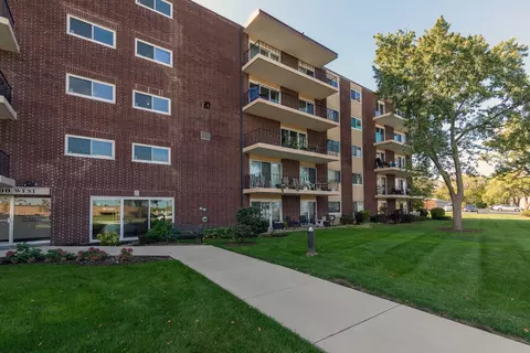 5300 Walnut Ave #11B, Downers Grove, IL 60515
