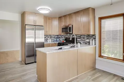 404 Tracy Ter, Des Plaines, IL 60016 photo 5