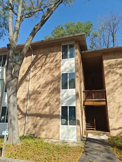 5807 Oakwood Dr #C, Lisle, IL 60532