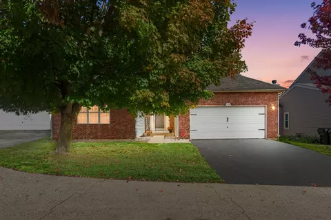 464 N Crooked Lake Ln, Lindenhurst, IL 60046