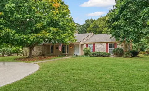 1606 Woodfield Dr, Mahomet, IL 61853