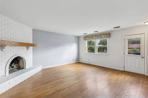 Living - 133 Coral Ln, Wheeling, IL 60090 photo 3 of 4