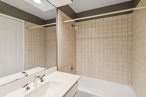 Bath - 133 Coral Ln, Wheeling, IL 60090 photo 3 of 4