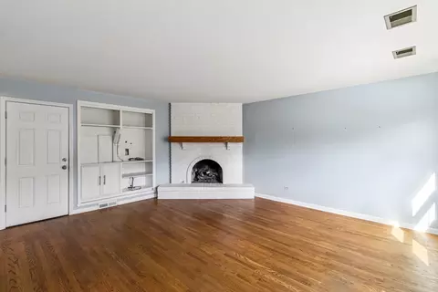 Living - 133 Coral Ln, Wheeling, IL 60090 photo 4 of 4