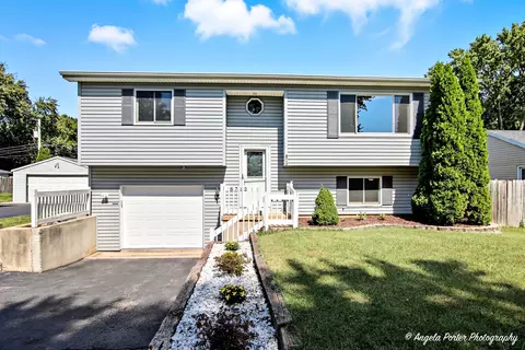8712 Ramble Rd, Wonder Lake, IL 60097
