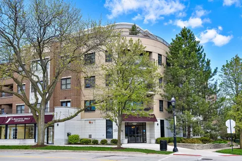 586 Crescent Blvd #305, Glen Ellyn, IL 60137