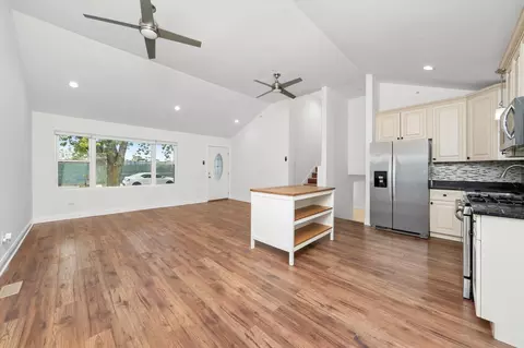 Living - 8229 S 76th Ave S, Bridgeview, IL 60455 photo 2 of 3