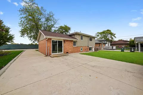 Exterior - 8229 S 76th Ave S, Bridgeview, IL 60455 photo 4 of 5