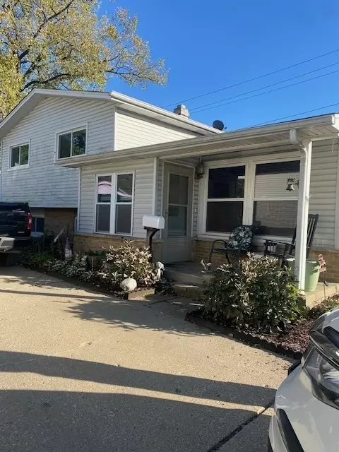 49 N Shaddle Ave, Mundelein, IL 60060