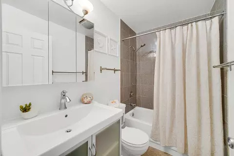 Bath - 1038 Harbour Ct #2A, Wheeling, IL 60090 photo 1 of 2