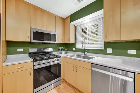 Kitchen - 1038 Harbour Ct #2A, Wheeling, IL 60090 photo 2 of 3