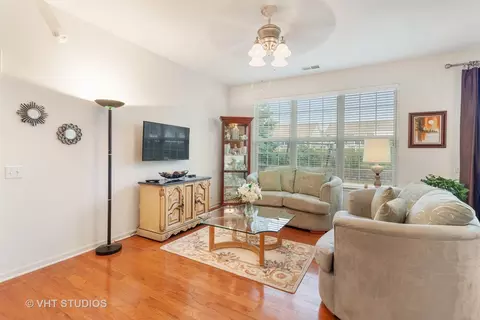 2894 Edgewater Dr, Elgin, IL 60124 photo 4