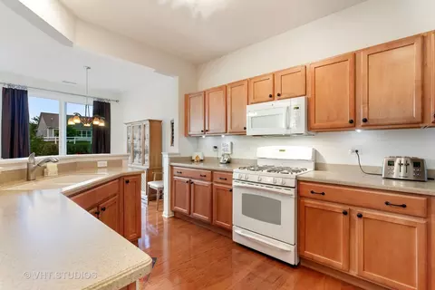 2894 Edgewater Dr, Elgin, IL 60124 photo 6