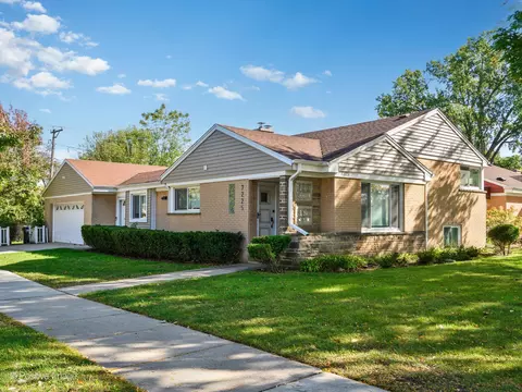 7225 N East Prairie Rd, Lincolnwood, IL 60712