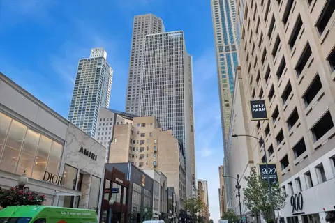 100 E Walton St #33A, Chicago, IL 60611