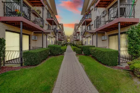 5159 N East River Rd #212, Chicago, IL 60656