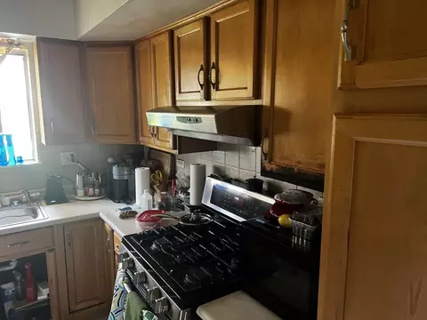 Kitchen - 1602 Chippewa Trl, Wheeling, IL 60090 photo 2 of 2