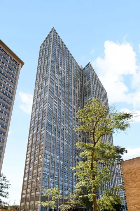 655 W Irving Park Rd #1010, Chicago, IL 60613
