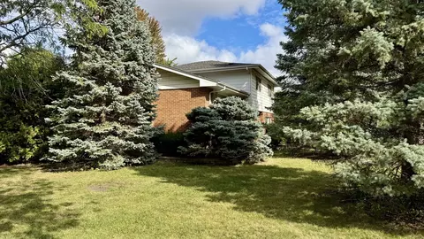 Exterior - 900 E Golfview Dr, Mount Prospect, IL 60056 photo 3 of 3