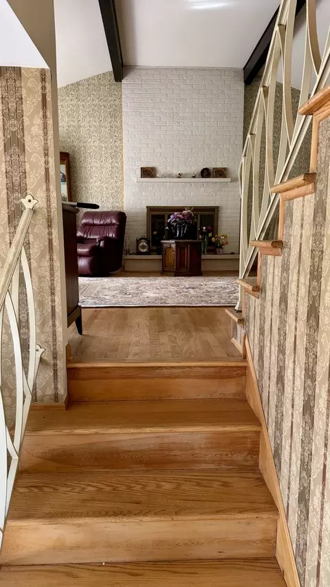 Entry Way - 900 E Golfview Dr, Mount Prospect, IL 60056 photo 1 of 1