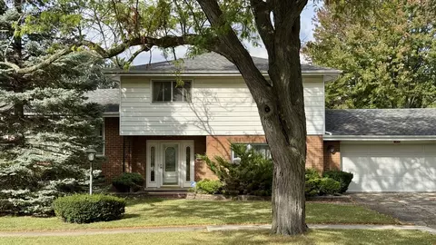 900 E Golfview Dr, Mount Prospect, IL 60056