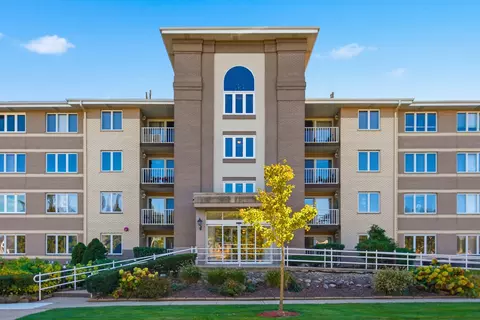 440 E Montrose Ave #107, Wood Dale, IL 60191