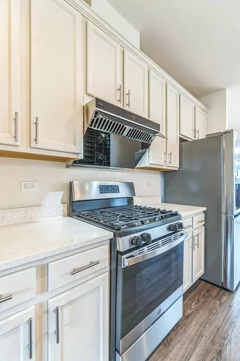 Kitchen - 4138 Irving Rd, Aurora, IL 60504 photo 4 of 5