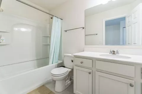 Bath - 4138 Irving Rd, Aurora, IL 60504 photo 2 of 4