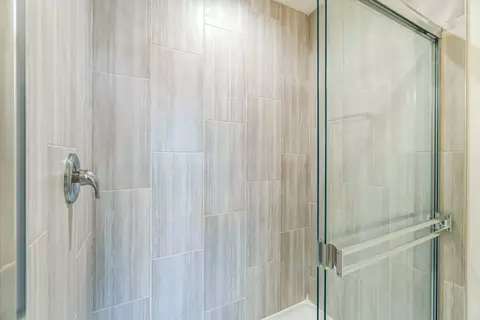Bath - 4138 Irving Rd, Aurora, IL 60504 photo 4 of 4
