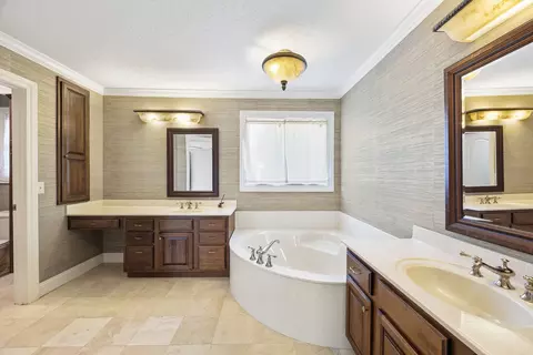 Bath - 3211 Leafy Ln, Bloomington, IL 61704 photo 2 of 8