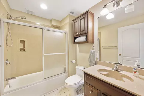 Bath - 3211 Leafy Ln, Bloomington, IL 61704 photo 7 of 8