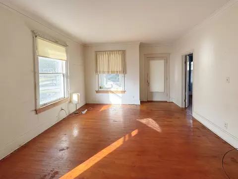 Living - 333 Elm St, Elgin, IL 60123 photo 2 of 5