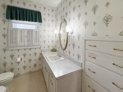 Bath - 333 Elm St, Elgin, IL 60123 photo 2 of 2