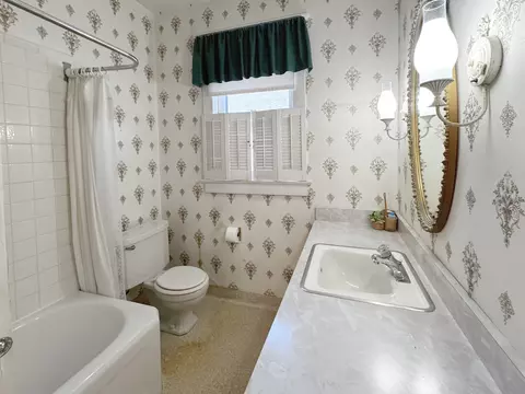Bath - 333 Elm St, Elgin, IL 60123 photo 1 of 2
