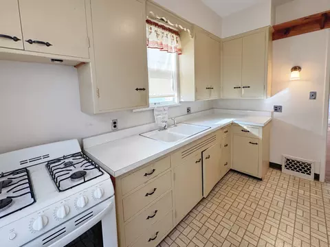 Kitchen - 333 Elm St, Elgin, IL 60123 photo 2 of 3
