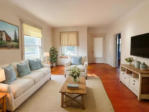 Living - 333 Elm St, Elgin, IL 60123 photo 1 of 5
