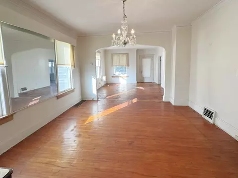 Living - 333 Elm St, Elgin, IL 60123 photo 4 of 5