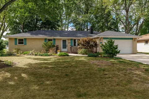 10320 Bluebonnet Dr, Machesney Park, IL 61115