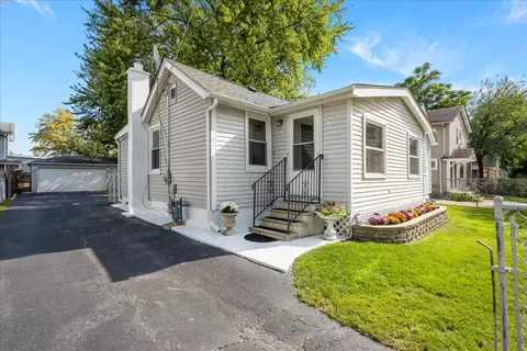271 N Smith St, Aurora, IL 60505